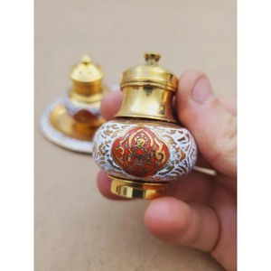 ชุดเครื่องปรุงรสโลหะตกแต่งลายทองสีแดง พร้อมฝาปิดสีทอง สำหรับใส่เกลือ พริกไทย และเครื่องเทศ ใช้งานได้กับเครื่องล้างจาน - Product Image 3