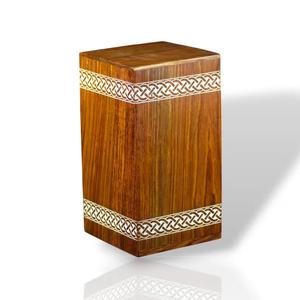 Urna de cremación de madera de palisandro grabada, caja de recuerdo de madera personalizada, urna hecha a mano. - Product Image 4