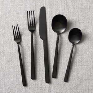 Service de couverts en acier inoxydable Kanto, noir luxe, 5 pièces, avec finition dorée - Product Image 2