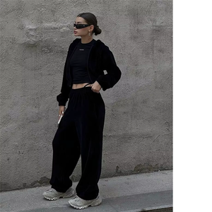 Ensemble décontracté deux pièces pour femme, style urbain, collection 2026, avec sweat à capuche à manches longues et pantalon taille haute élastique assorti, idéal pour le quotidien - Product Image 1