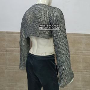 Haubert médiéval en acier doux à demi-mailles, avec anneaux rivetés à plat et garnitures en cuir, pour reconstitution historique - Product Image 4