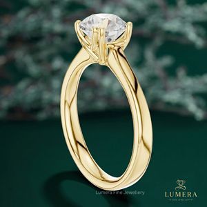 Bague de fiançailles de luxe en or jaune avec diamant solitaire rond brillant cultivé en laboratoire, style classique - Product Image 5