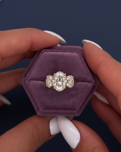 Anillo de compromiso personalizado al por mayor con tres diamantes ovalados cultivados en laboratorio de 3.50 quilates, oro amarillo de 14K, VVS2, certificado IGI, con baño de rodio - Product Image 6