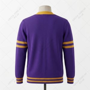 Cardigan universitaire personnalisé Omega Fraternity, violet, col en V, broderie chenille or vieilli, manches longues, coupe classique, hiver - Product Image 2