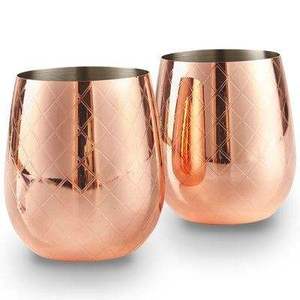 Vaso de cobre sin tallo con patrón de diamantes entrelazados, cuerpo redondeado, acabado liso, vajilla moderna para eventos gastronómicos y servicio. - Product Image 1
