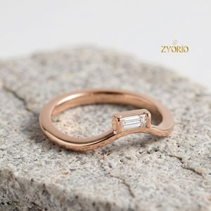 Bague minimaliste pour femme en or 10 carats sertie de diamants baguette cultivés en laboratoire - Product Image 1
