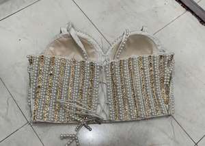 Corset bustier court d'hiver blanc brodé à la main, tissé, avec col cœur, perles, strass et ornements dorés - Product Image 2