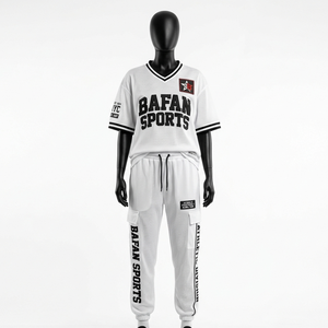 Conjunto de pantalones de malla de poliéster premium de 180 GSM con contraste blanco, mangas con ribetes a rayas, panel cargo y logo para mujer - Product Image 4