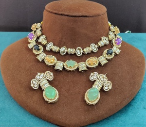 Conjunto de collar de doble capa inspirado en Sabya Sachi de calidad premium, ideal para atuendos étnicos y occidentales, para fiestas, con hermosos aretes. - Product Image 4