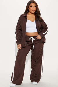 Conjunto Deportivo Personalizado con Pedrería, Pantalones Deportivos Anchos y Sudadera con Capucha - Product Image 6