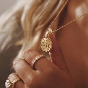 Collar con Colgante de Diamante y Medallón de Moneda Estrellada con el Número de Ángel 1111 - Product Image 4