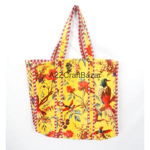 Bolso Tote Grande de Terciopelo Acolchado Hecho a Mano A2ZCraftBazar para Mujer, con Hermoso Patrón a Rayas, Cierre de Cremallera y Asa Larga para Compras - Product Image 1