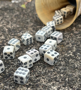Produit très demandé, dés de jeu ronds faits à la main en os de buffle poli, écologiques, de haute qualité, avec design et taille personnalisés - Product Image 6