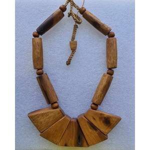 Collier pendentif en bois naturel fait à la main pour femmes, artisanat en bambou et en bois - Product Image 1