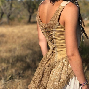 Haut corset en dentelle beige style bohème, inspiré du burlesque, idéal pour les festivals, événements estivaux et tenues de soirée. - Product Image 2
