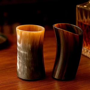 Cuerno Vikingo Ecológico para Beber, Color Natural con Grabado, Hecho a Mano con Cuerno 100% Natural - Product Image 1