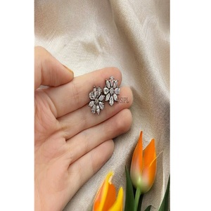 Boucles d'oreilles clous de qualité supérieure, aspect pierre, design élégant, pour femmes et jeunes filles, idéales pour les soirées et les tenues de fête. - Product Image 1