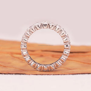 Elegante Anillo de Diamantes con Corte Ovalado en Oro Rosa, Anillo de Compromiso con Piedras Laterales, Brillo Brillante, Joyería Fina de Lujo Atemporal para Mujer - Product Image 2
