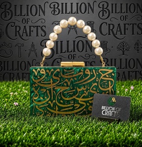 Sac à main en résine de qualité supérieure avec poignée en perles, design décoratif à inscription arabe, sac de soirée pour femmes, sac pour occasions spéciales - Product Image 1