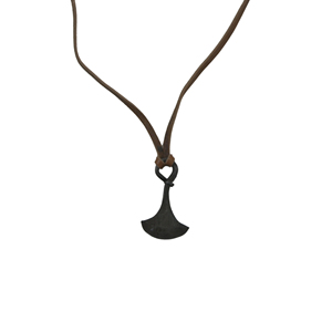 Pendentif en fer forgé à la main avec symbole viking nordique païen, breloque en acier brut artisanal, cordon en cuir réglable, colliers statement pour hommes - Product Image 5