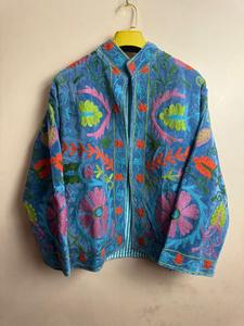 Chaqueta de Terciopelo para Mujer con Bordado Floral Suzani, Estilo Boho Chic Uzbeko, Ropa de Invierno Acolchada de Piel de Oveja y Algodón - Product Image 4