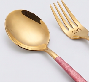Juego de cubiertos Bella Pink Gold de doble tono en acero inoxidable con mango rosa mate PVD, apto para lavavajillas, para bodas y restaurantes. - Product Image 2