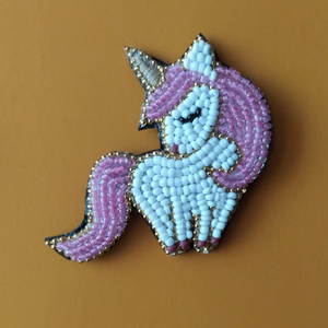 Broche de lujo bordado con cuentas de semillas y mariposas, broche floral artesanal de cuentas bordadas, hecho a mano, pedido personalizado - Product Image 1