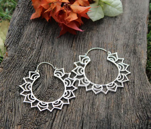 Pendientes de Aro Anchos Curvos de Oro Hechos a Mano, Gruesos y Martillados, Estilo Bohemio Minimalista, Venta al por Mayor por Hari Om Creations - Product Image 1