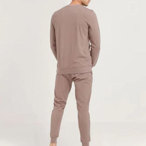 Chándal para hombre diseñado para un look atlético y elegante, que ofrece un ajuste cómodo que complementa un estilo de vida activo. - Product Image 2