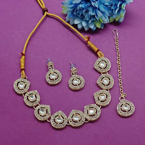 Elegante Collar de Gargantilla Boho con Hojas de Latón, Adornado con Detalles de Perlas y Cristales, Accesorio de Moda de Inspiración Vintage - Product Image 1