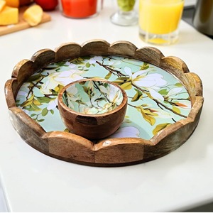 Plateau en bois à bords incurvés, imprimé de motifs floraux, pour servir aux invités et offrir en cadeau, idéal pour la présentation de collations et de plats, provenant d'Inde. - Product Image 1