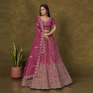 ชุดเลเฮนกาโชลีผ้าไหมเนื้อกรุบกรอบ พร้อมงานปักทั่วตัวอย่างละเอียด กระโปรงมีชายเสื้อประณีต จับคู่กับเสื้อท่อนบนที่เข้าชุดกัน และผ้าคลุมไหล่ที่พลิ้วไหว - Product Image 2