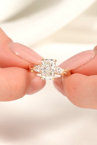 Bague de fiançailles en or massif 18 carats avec diamant taille émeraude et pierres latérales en forme de poire, style romantique pour femme, certifiée IGI - Product Image 5