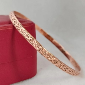 กำไลโลหะทำมือสุดหรู พร้อมลวดลายดอกไม้สลัก โทนสีโรสโกลด์ ดีไซน์สวยงาม - Product Image 1