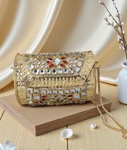 Pochette à rabat en laiton Kundan avec pierres embossées perlées et chaîne plaquée or, design traditionnel pour mariage et usage extérieur - Product Image 3