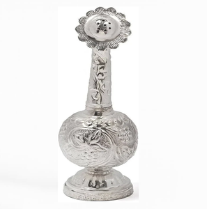 Exquisito rociador de plata hecho a mano con intrincados grabados florales vintage, disponible a precios de mayorista. - Product Image 3