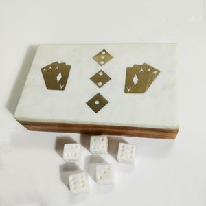 Boîte de rangement rectangulaire en résine artisanale avec cartes de poker et dés gravés pour jeu, symbole classique de jeu, organisation - Product Image 2