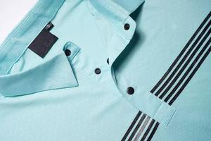 เสื้อโปโลแขนสั้นสีฟ้าอ่อนสำหรับผู้ชาย ลายทางสีดำ - Product Image 3