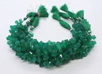 Perles de pierres précieuses en onyx vert naturel facetté, forme souple, perles d'onyx vertes en forme de briolette, perles d'onyx en forme de cône pour la vente en gros de bijoux