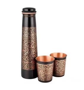 Ensemble cadeau élégant de bouteille d'eau en cuivre gravée avec deux verres en cuivre assortis, réutilisables, étanches, pour les voyages - Product Image 1