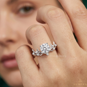 Anillo de Compromiso de Lujo con Diamante Cultivado en Laboratorio y Piedras Laterales de Moissanita |   Anillo de Boda con Diseño de Hoja y Rama, Chapado en Oro de 18K, Certificado por IGI - Product Image 6