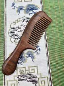 Peine de madera de sándalo negro natural de gran venta para mujer, peine de masaje de ébano con etiqueta privada - Product Image 4