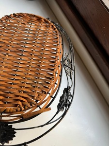 Panier vintage en rotin et métal avec motif feuille, idéal comme plateau de service, centre de table et panier cadeau, provenant d'Inde - Product Image 3