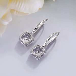 Boucles d'oreilles pendantes élégantes en or blanc massif 9 carats avec diamants taille coussin, CVD HPHT créés en laboratoire, scintillantes, pavées, à fermoir levier, bijoux de mariage - Product Image 3