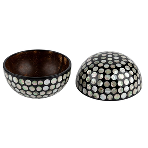 Tazón de cáscara de coco con diseños curvos grabados, acabado ecológico, superficie pulida elegante para cocinas - Product Image 1