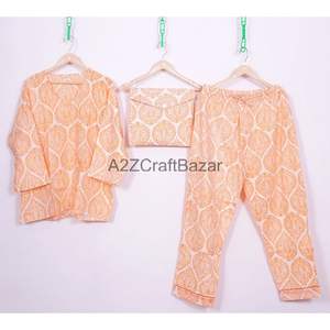 Pyjama de nuit en coton imprimé numérique à fleurs indiennes pour femmes avec logo avant 100% coton - Product Image 1