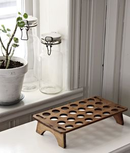 Support à œufs élégant en bois pour comptoir, créant un espace de cuisine organisé avec une finition en bois raffinée - Product Image 5