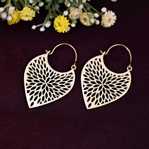 Antique Creations - Pendientes de Aro de Latón Chapado en Oro con Diseño Floral Recortado, Forma Irregular, Joyería Moderna Pulida - Product Image 5