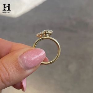 Bague personnalisée en moissanite à deux pierres taille poire Toi et Moi, solitaire bypass, bijoux fins, fabrication en gros - Product Image 4