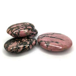 Vente en gros de pierre de palme naturelle polie en rhodonite sculptée pierre de guérison pour la méditation Reiki Feng Shui pierre semi-précieuse artisanat - Product Image 1